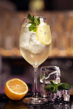 Hugo kokteyl içki buz küpleri, nane ve limon ile