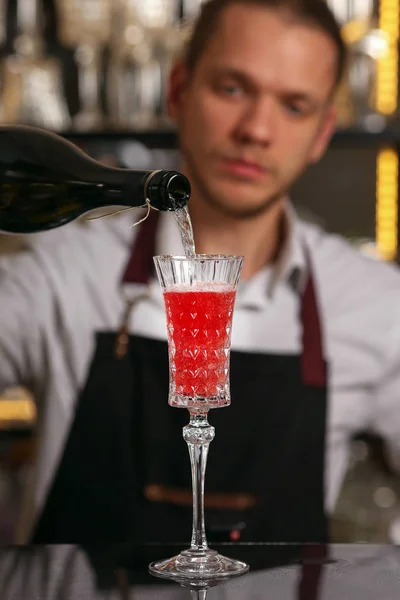 Kir Royal kokteyl portakal dilimi ve buz küpleri ile