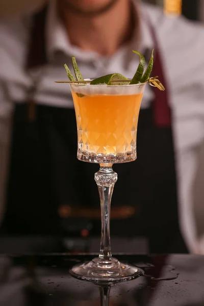 Pisco Sour Cocktailgetränk Mit Eiswürfeln Pisco Sour Alkoholcocktail Auf Schwarzem — Stockfoto