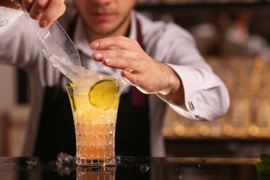 Kireç dilim ve nane yaprakları ile katır alkol kokteyl içeceği