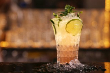 Kireç dilim ve nane yaprakları ile katır alkol kokteyl içeceği