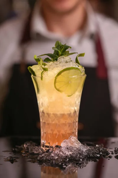Napój Koktajlowy Mule Alkohol Plasterkiem Limonki Liści Mięty — Zdjęcie stockowe