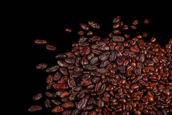 Habas Asadas Granos Cacao Granos Café Aislados Sobre Fondo Negro — Foto de Stock