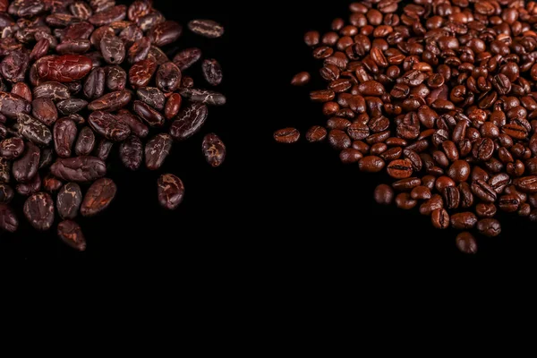 Kavrulmuş Fasulye Siyah Arka Planda Izole Kakao Fasulye Kahve Çekirdekleri — Stok fotoğraf