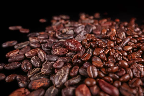 Habas Asadas Granos Cacao Granos Café Aislados Sobre Fondo Negro — Foto de Stock