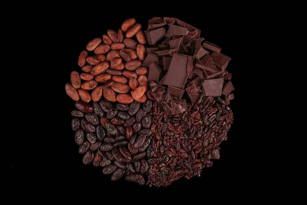 Sbucciato Tritato Fagioli Cacao Mucchio Tritato Cioccolato Macinato Isolato Sfondo — Foto Stock