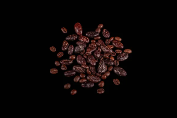 Geröstete Bohnen Kakaobohnen Und Kaffeebohnen Isoliert Auf Schwarzem Hintergrund — Stockfoto