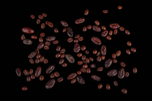 Geroosterde Bonen Cacaobonen Koffiebonen Geïsoleerd Zwarte Achtergrond — Stockfoto