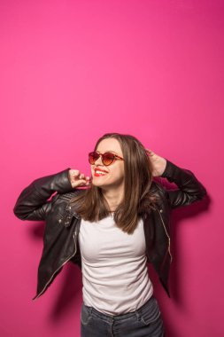 Pembe anf mavi neon ışıkları arka plan koyu gözlük deri ceket moda kız. 