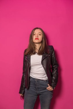 Pembe ve mavi neon ışıkları arka planda koyu gözlük deri ceket moda kız. 