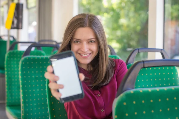 Jovem Passageira Com Smartphone Enquanto Move Bonde Moderno Desfrutando Viagem — Fotografia de Stock