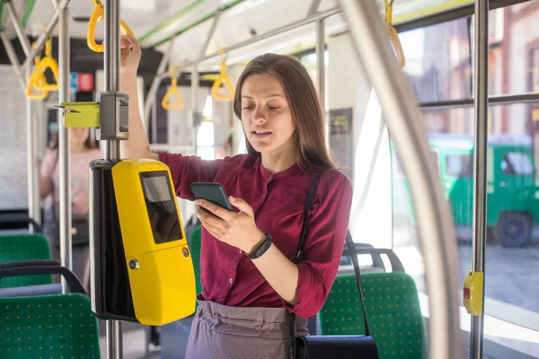 Kvinnlig Kvinna Betalar Conctactless Med Smartphone För Kollektivtrafiken Spårvagnen Gul — Stockfoto