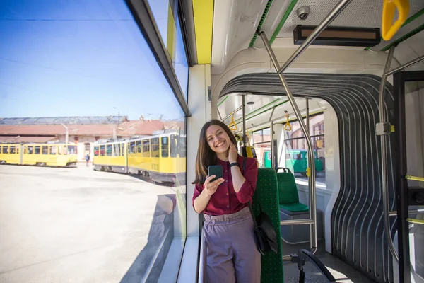 Jovem Passageira Com Smartphone Enquanto Move Bonde Moderno Desfrutando Viagem — Fotografia de Stock