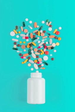 Çeşitli ilaç tıp hap, Tablet ve kapsüller ve şişe mavi zemin üzerine. Metin için yer kopyalayın