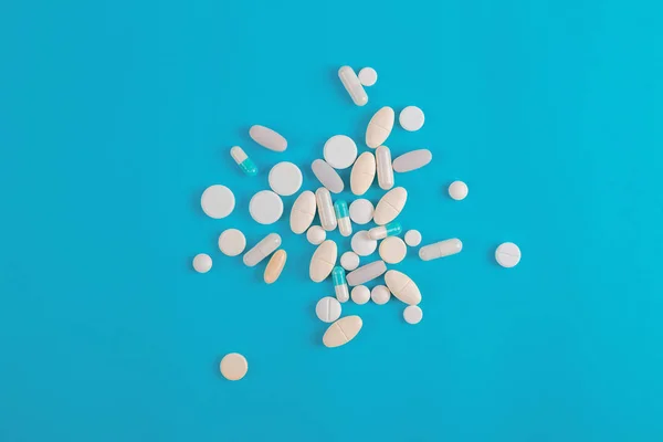 Comprimidos Comprimidos Cápsulas Medicamentos Variados Sobre Fundo Azul — Fotografia de Stock