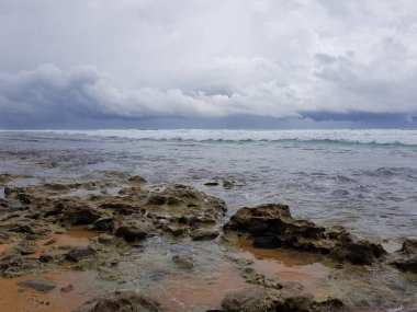 Fırtınadan önce Hint Okyanusu 'nun taş kıyısı. Sri Lanka Sahili