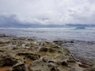 Fırtınadan önce Hint Okyanusu 'nun taş kıyısı. Sri Lanka Sahili