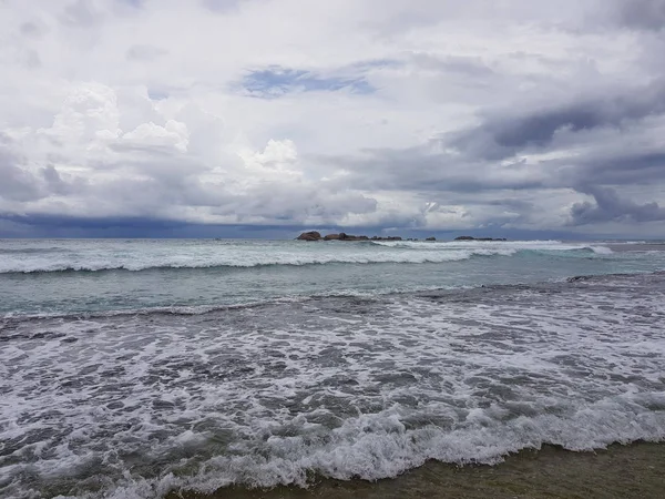 Deniz Hint Okyanusu'nun fırtına öncesi sessizlik. Sri Lanka açıklarındaki