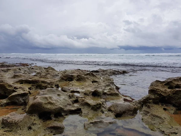 Fırtınadan önce Hint Okyanusu 'nun taş kıyısı. Sri Lanka Sahili