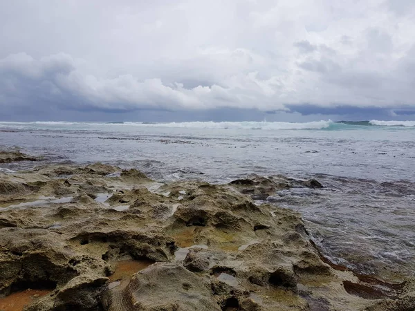 Fırtınadan önce Hint Okyanusu 'nun taş kıyısı. Sri Lanka Sahili