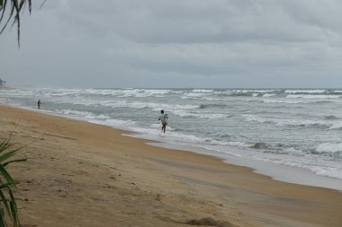 Wadduwa, Sri Lanka-Mayıs 08, 2018: balıkçılar tropikal okyanusun kıyısında balıkçılık vardır. Sri Lanka Sahili