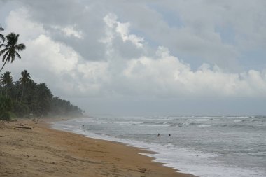 Wadduwa, Sri Lanka-Mayıs 08, 2018: tropikal okyanusun plajında Insanlar banyo. Sri Lanka 'nın Sri Lankathe sahilleri