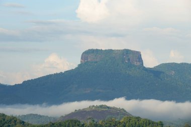 İncil Rock Sri Lanka orta kısmında. Bathalegala dağın