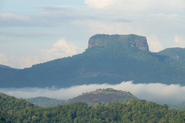 İncil Rock Sri Lanka orta kısmında. Bathalegala dağın