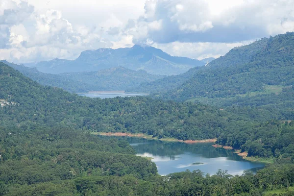 Bir yeşil vadi köyleri ile dağ manzarası. Görünüm Kotmale rezervuar, Sri Lanka.