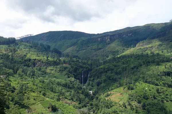 Bir yeşil vadi dağ manzarası. Görünüm platolarının şelale Central Province, Sri Lanka