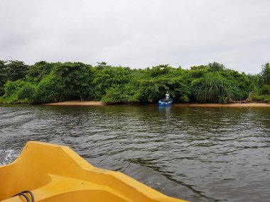 Aluthgama, Sri Lanka - 04 Mayıs 2018: Bentota Ganga nehrinde tekneyle balık balıkçı yakalar