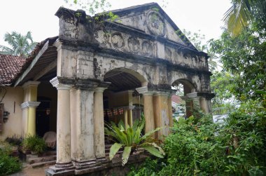 Aluthgama, Sri Lanka - 04 Mayıs 2018: dış görünümüyle Sri Lanka 1898 yılı sütunlarının eski evin