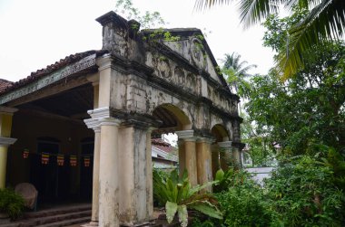 Aluthgama, Sri Lanka - 04 Mayıs 2018: dış görünümüyle Sri Lanka 1898 yılı sütunlarının eski evin