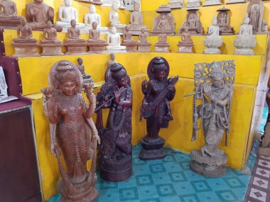 Bentota, Sri Lanka - 04 Mayıs 2018: geleneksel el yapımı Hediyelik eşya dükkanı Satılık Ürünler. Samadhi alışveriş merkezi Hediyelik eşya deposu Sri Lanka