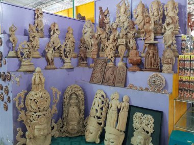 Bentota, Sri Lanka - 04 Mayıs 2018: geleneksel el yapımı Hediyelik eşya dükkanı Satılık Ürünler. Samadhi alışveriş merkezi Hediyelik eşya deposu Sri Lanka