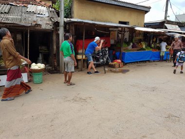 Panadura, Sri Lanka - 10 Mayıs 2018: Fotoğrafçı, meyve ve sebze Sri Lanka yerel pazar çekiyor