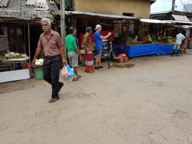 Panadura, Sri Lanka - 10 Mayıs 2018: Fotoğrafçı, meyve ve sebze Sri Lanka yerel pazar çekiyor