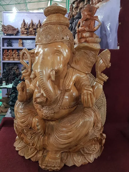 Ganesh Hindu tanrısı fil kafa bir Hediyelik eşya dükkanında Bentota, Sri Lanka - 04 Mayıs 2018: ahşap heykeli. Samadhi alışveriş merkezi Hediyelik eşya deposu Sri Lanka