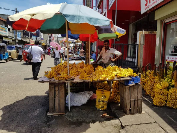 Panadura Σρι Λάνκα Μαΐου 2018 Ένας Άντρας Πωλεί Τις Μπανάνες — Φωτογραφία Αρχείου