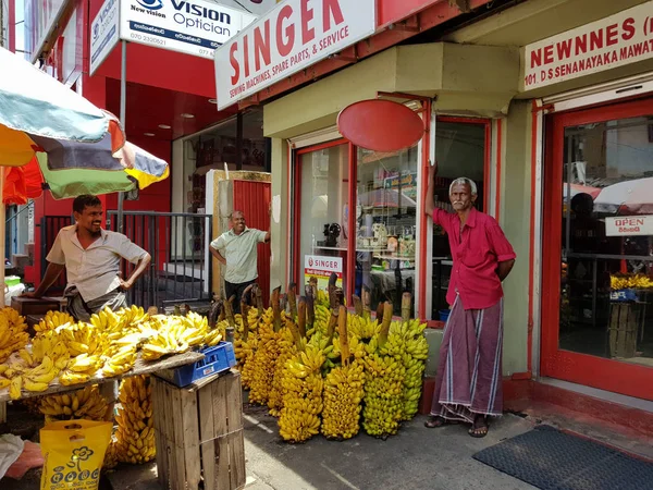 Panadura Σρι Λάνκα Μαΐου 2018 Άνδρες Πωλεί Τις Μπανάνες Στην — Φωτογραφία Αρχείου