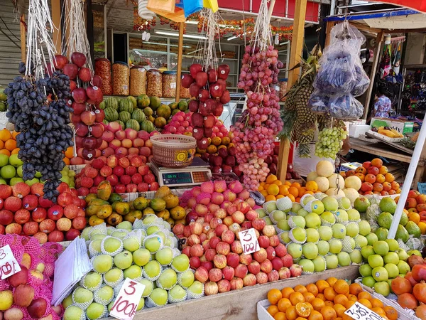 Dojrzałe Owoce Ułożone Lokalnym Rynku Owoców Warzyw Sri Lanka — Zdjęcie stockowe