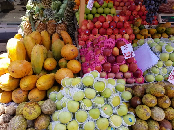 Dojrzałe Owoce Ułożone Lokalnym Rynku Owoców Warzyw Sri Lanka — Zdjęcie stockowe