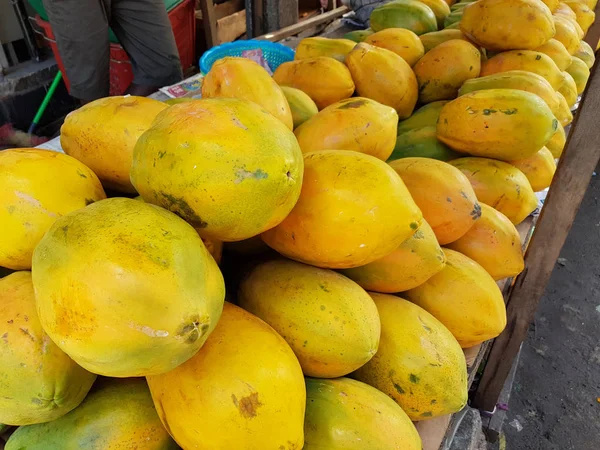 Ώριμα Φρούτα Του Κίτρινου Παπάγια Στοιβάζονται Μια Τοπική Αγορά Φρούτων — Φωτογραφία Αρχείου