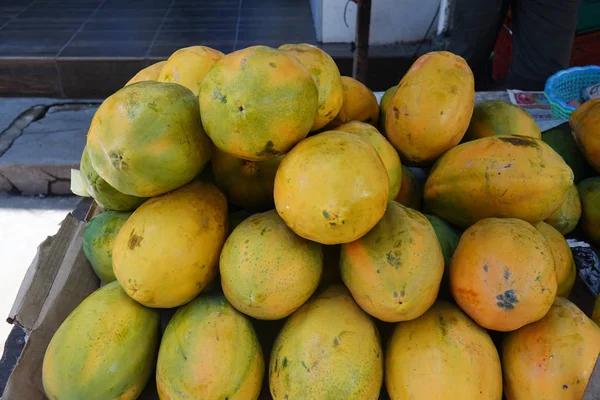 Ώριμα Φρούτα Του Κίτρινου Παπάγια Στοιβάζονται Μια Τοπική Αγορά Φρούτων — Φωτογραφία Αρχείου