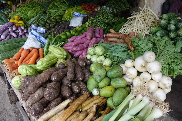 Ώριμα Λαχανικά Στοιβάζονται Στον Πάγκο Τοπική Αγορά Φρούτων Και Λαχανικών — Φωτογραφία Αρχείου