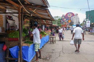Panadura, Sri Lanka - 10 Mayıs 2018: Market street Panadura City. Cadde boyunca orada çok sayıda dükkan ve sayaç meyve, sebze ve deniz ürünleri ile