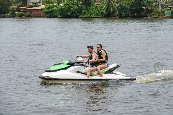 Feliz Pareja Joven Disfrutando Divirtiéndose Montando Una Moto Acuática Costa Imagen de stock