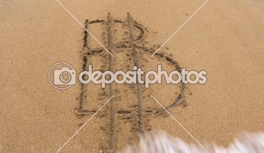 Bitcoin cryptocurrency işareti kum üzerinde yazılı. Dalga deniz uzağa yazıt Bitcoin yıkar. Üstten Görünüm