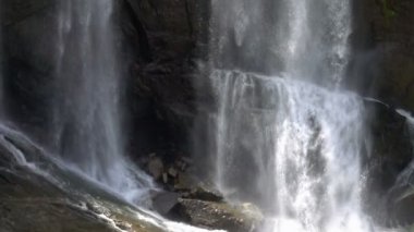 Güzel Ramboda şelale içinde merkezi Sri Lanka. Ağır çekim. 240 fps hızında filme
