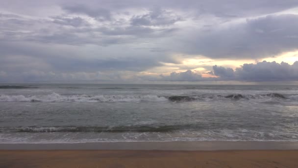 Θαλασσογραφία Του Ινδικού Ωκεανού Στο Ηλιοβασίλεμα Ακτή Της Σρι Λάνκα — Αρχείο Βίντεο